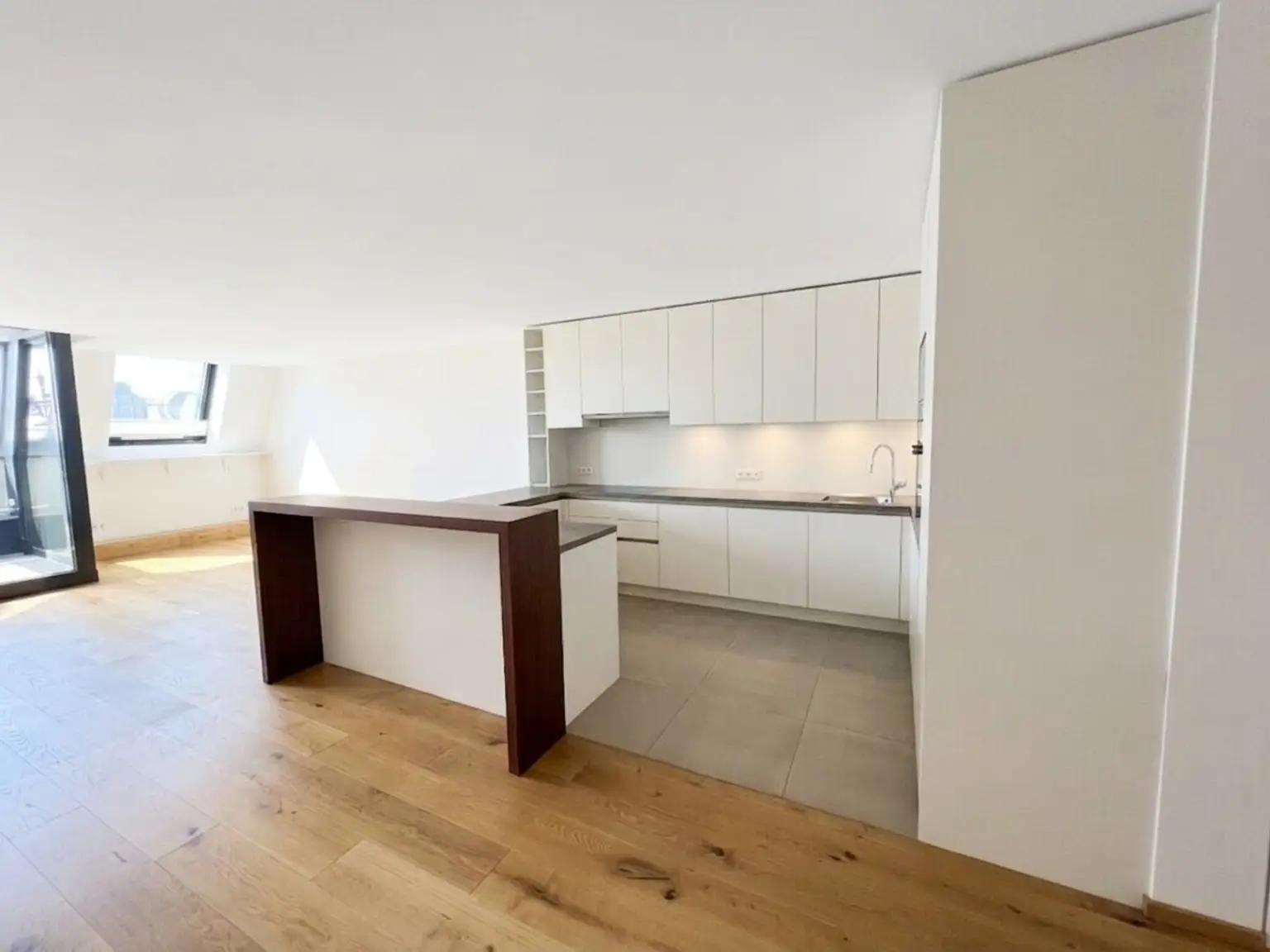 UNBEFRISTET: Ansprechende, klimatisierte Dachgeschosswohnung mit 2 Loggien in Top Lage