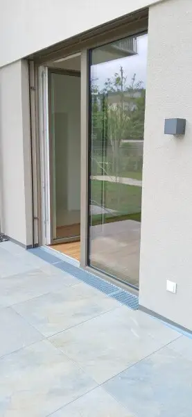 NEUBAU - ERSTBEZUG - Top 2 - Wunderschöne 2 Zimmerwohnung mit kleinem Garten, Terrasse und einem eigenen Tiefgaragenplatz