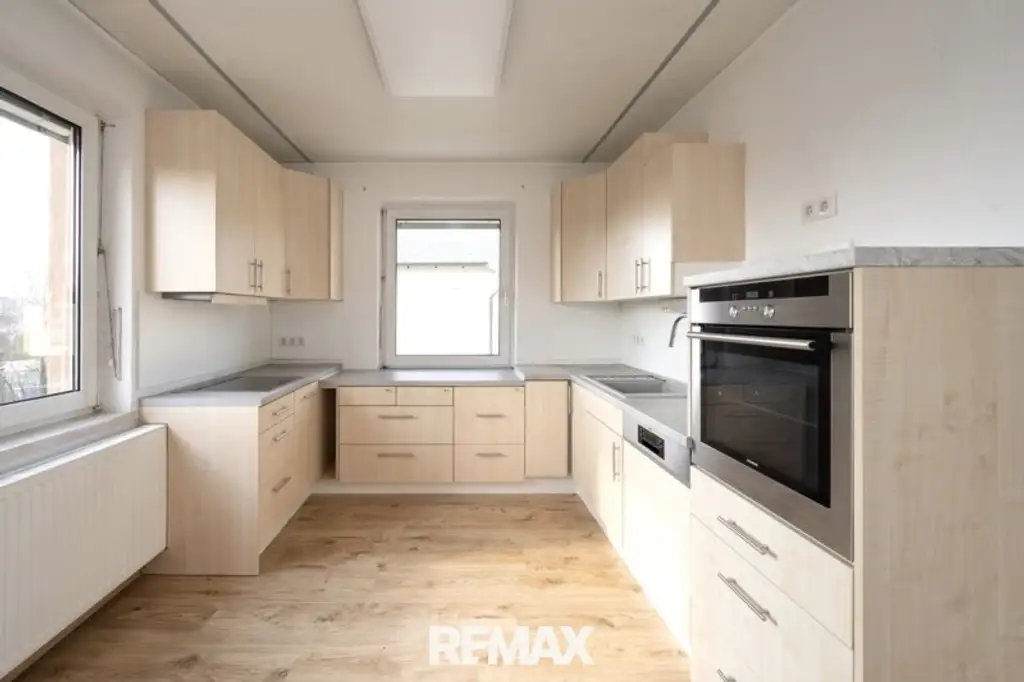 Voll unterkellertes Zweifamilienhaus mit Garten, Carport & Garage in sonniger Zentrumslage von Bad Hall!