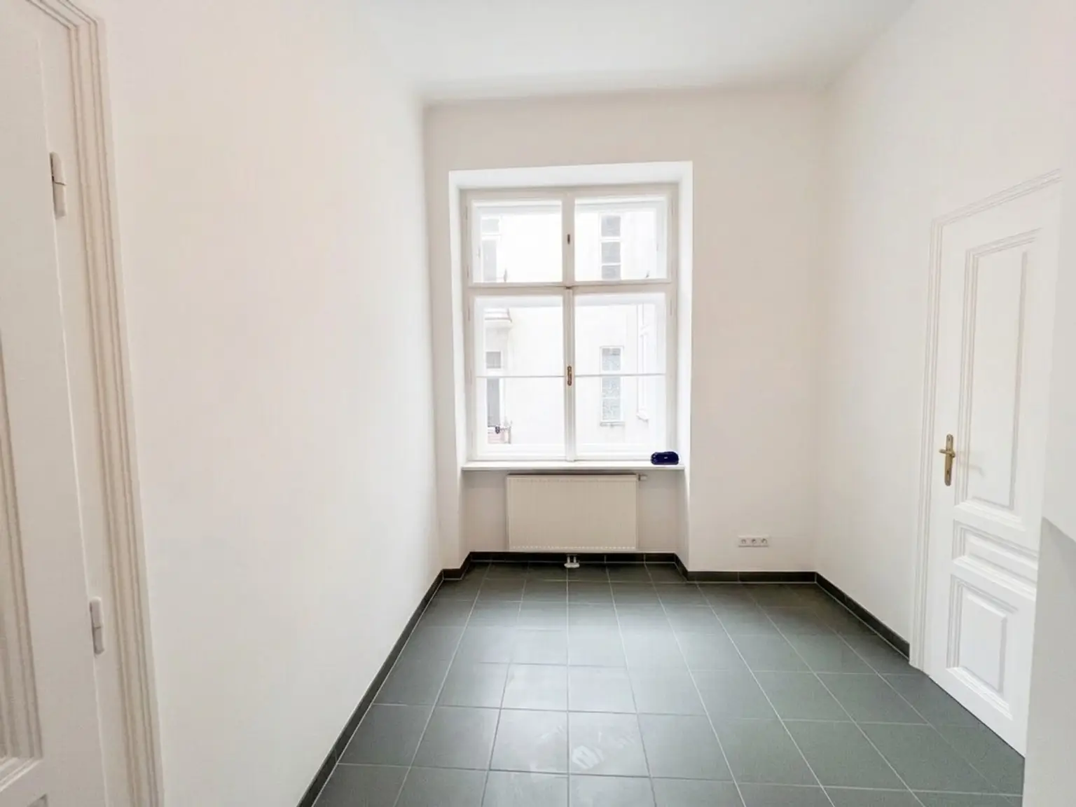 UNBEFRISTET: Wohnen in Bestlage in einer ruhigen Altbauwohnung im repräsentativen Haus