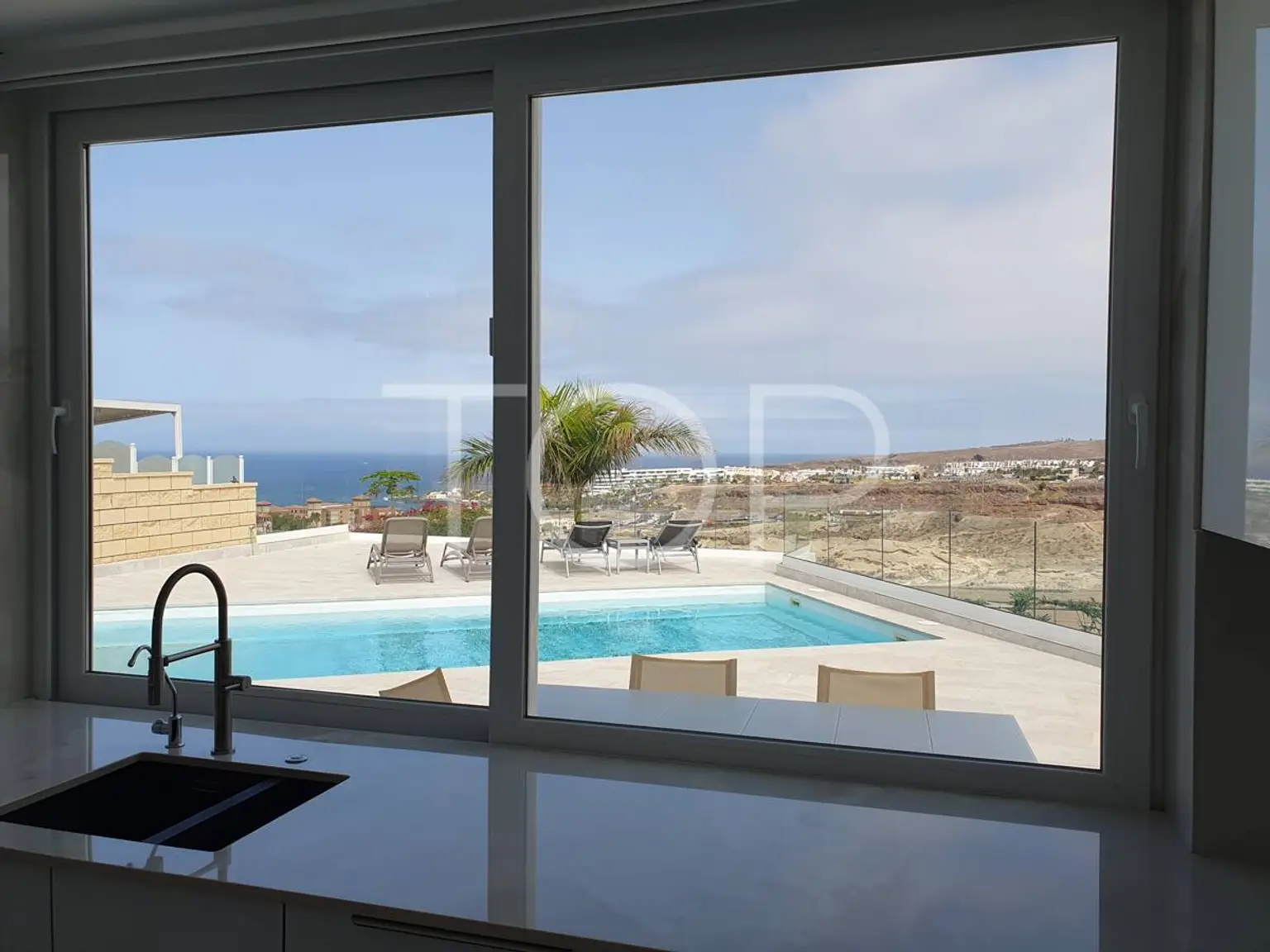 VILLA-EL-DUQUE-DORMITORIO-INDEPENDIENTE-COCINA-VISTAS