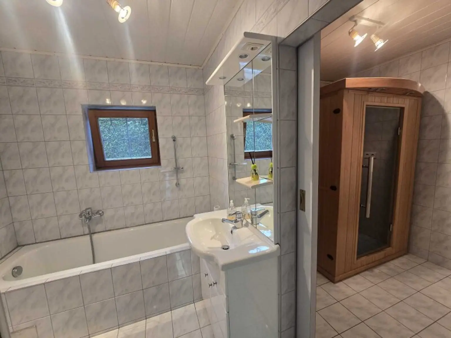 Bad mit Wanne ,Dusche und Saunabereich EG