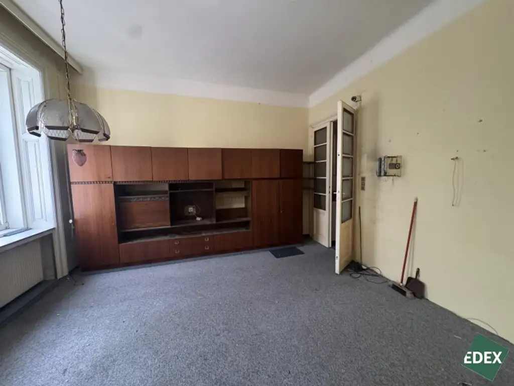 Wohnung mit Potential: Sanierungsbedürftige 2-Zimmer Wohnung nahe Augarten