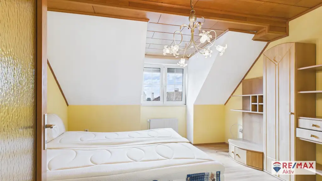 Großzügiges Ein- bzw. Zweifamilienhaus mit großem Garten und Garage