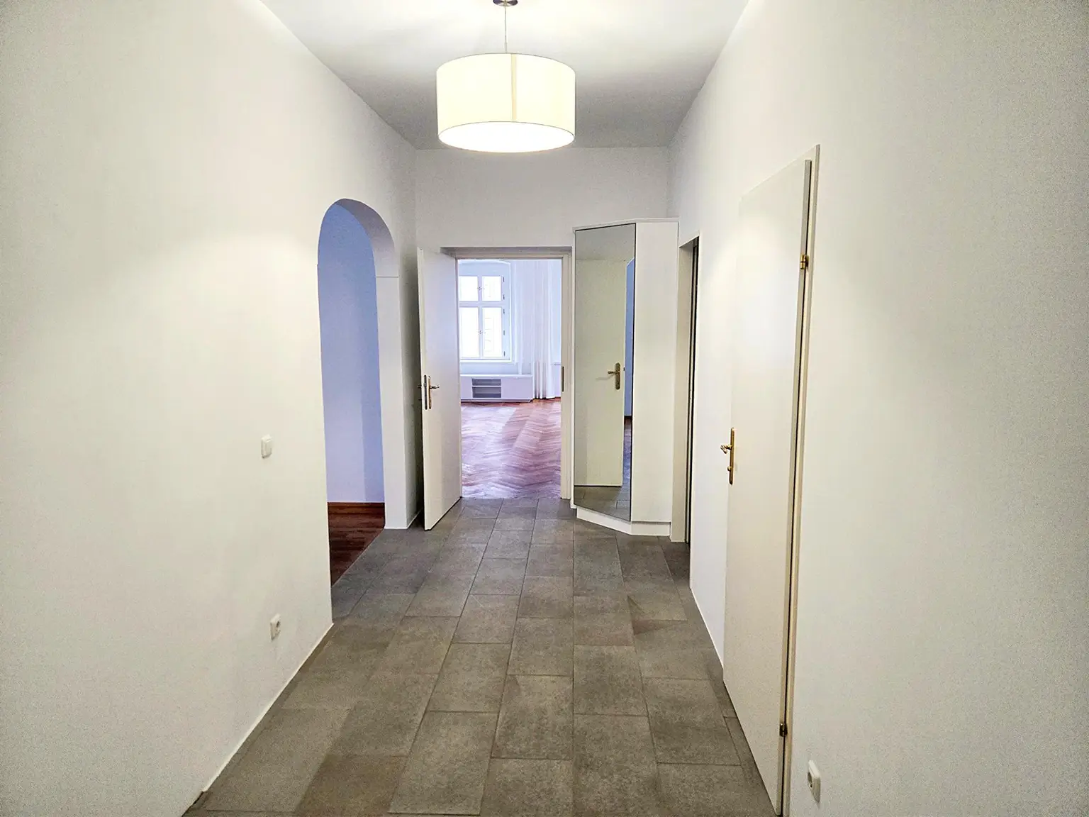 Vorraum mit Garderobe und Verstauschrank