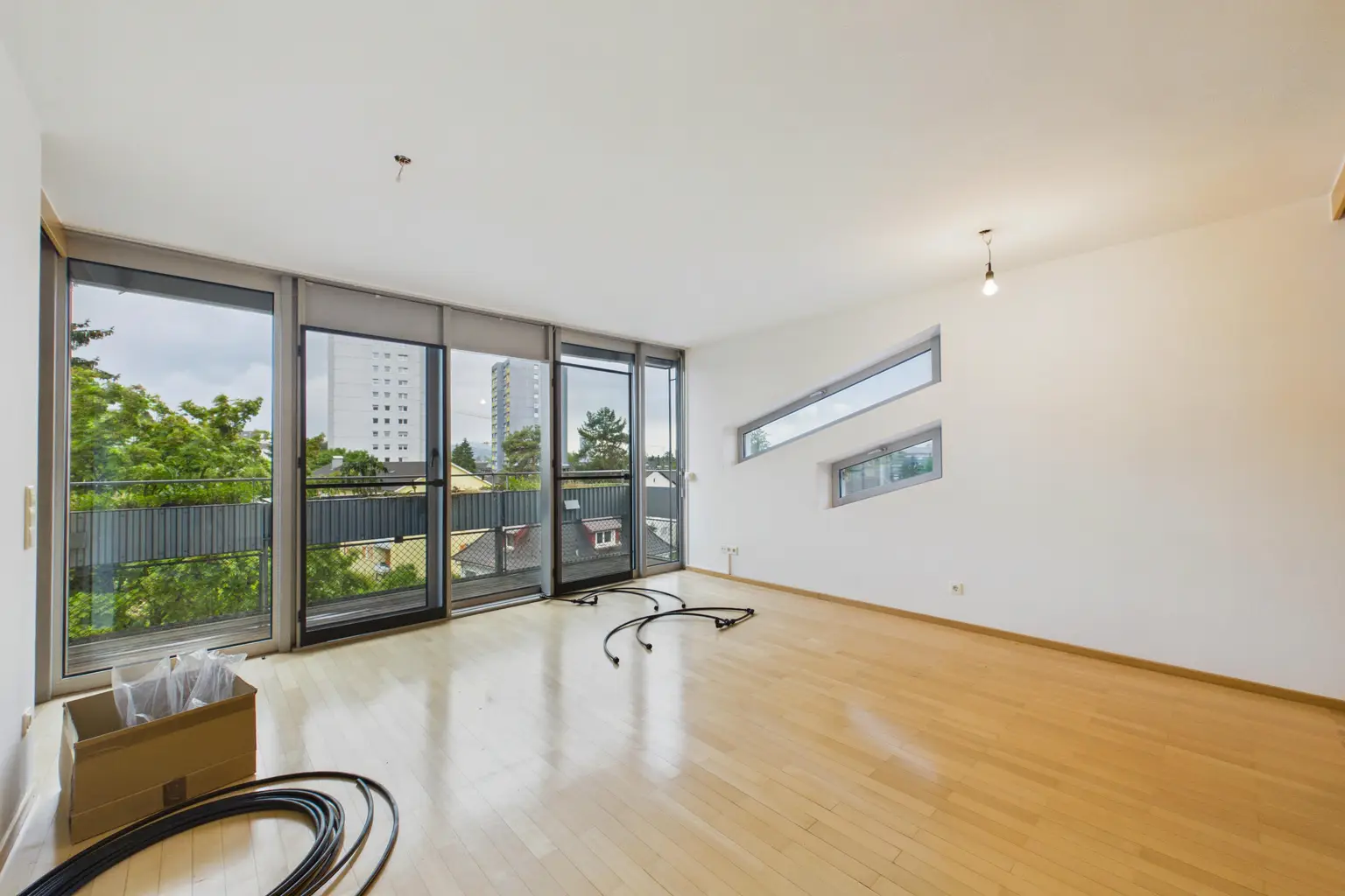 Helle 2 Zimmer mit großem Balkon