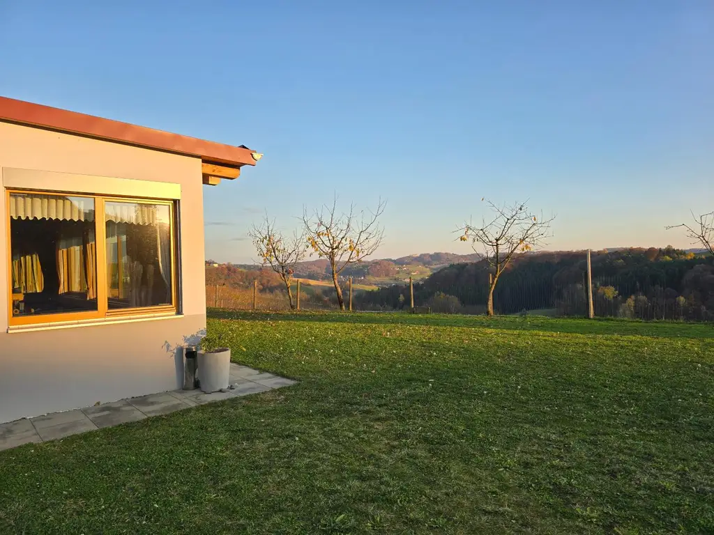 Großes Haus für Visionäre in Aussichtslage (Buschenschank, Weingärten)