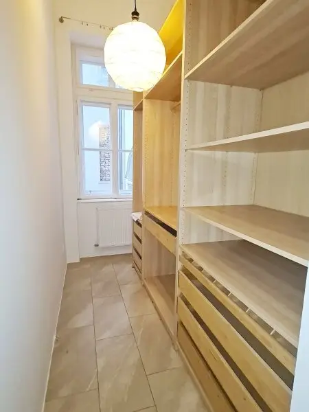 AM GRABEN-NÄHE, 95 m2 Altbau mit Balkon, 2 Zimmer, Komplettküche, Wannenbad, Parketten, 4. Liftstock, Flügeltüren, Spiegelgasse