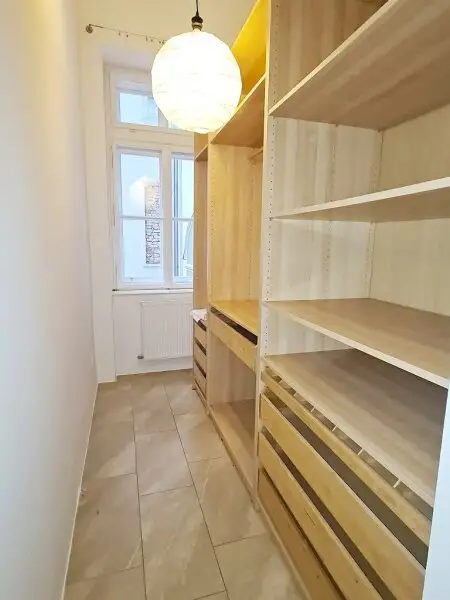 AM GRABEN-NÄHE, 95 m2 Altbau mit Balkon, 2 Zimmer, Komplettküche, Wannenbad, Parketten, 4. Liftstock, Flügeltüren, Spiegelgasse