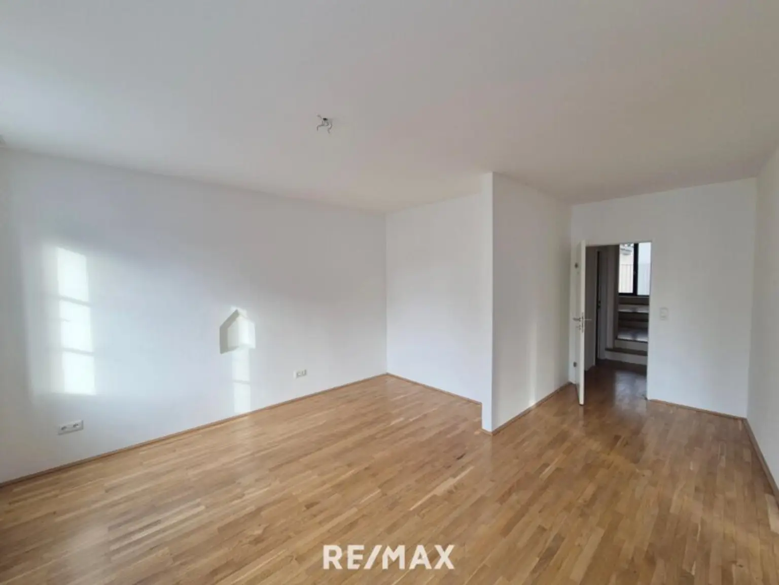 Schlafzimmer mit Zugang zu Bad und WC