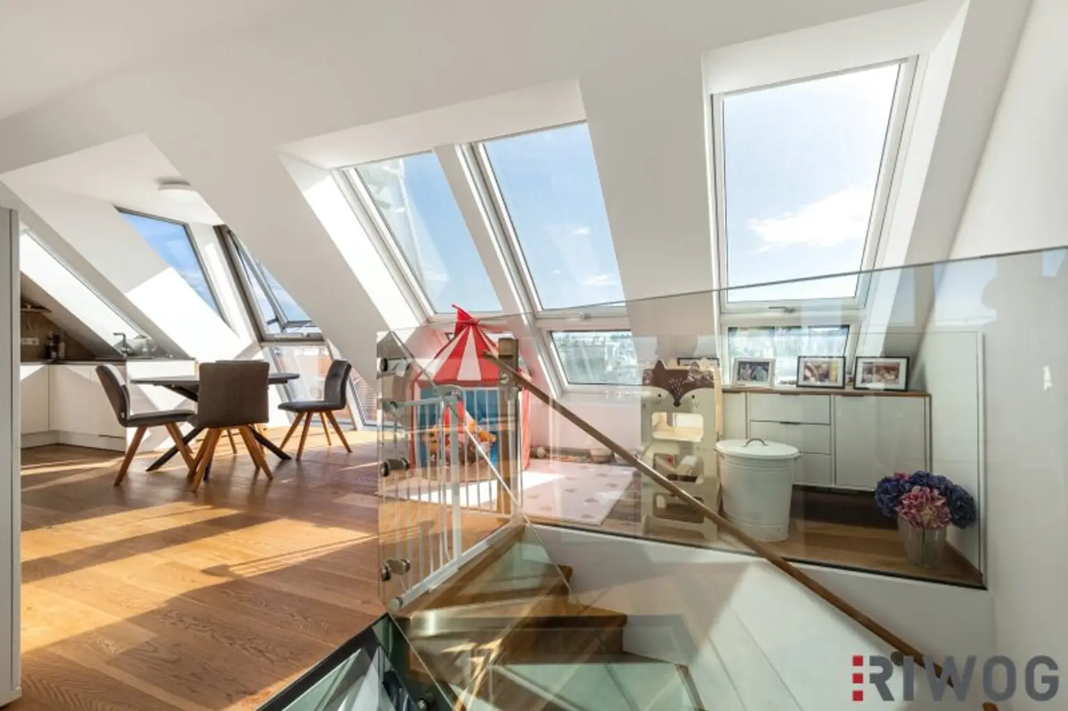 Ein unvergleichbarer Ausblick | 4-Zimmer Dachgeschoßwohnung mit hochwertiger Einbauküche | Parkplatz optional
