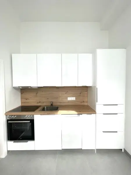 Großzügige 2 Zimmer Wohnung im Stilaltbau - neu saniert