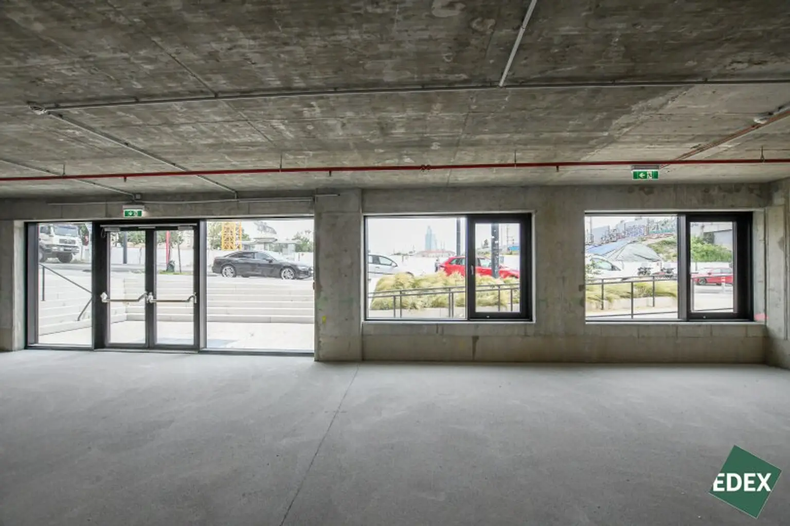 Erstbezug | Moderne Gewerbefläche mit hoher Sichtbarkeit und Terrasse auf zwei Etagen - unbefristet