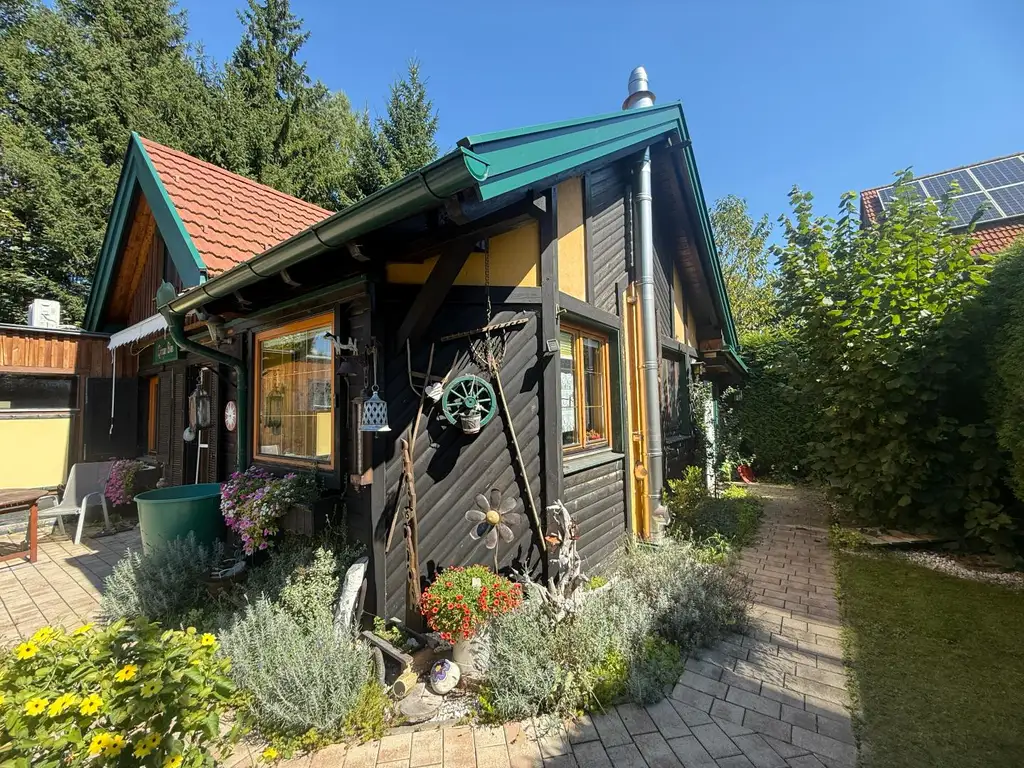 *** kleines gemütliches, möbliertes Häuschen mit Gartenparadies in der Waldrandsiedlung, mit Photovoltaik, Brunnen, Sauna, Garage, Carport,….. ***