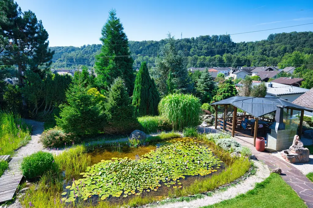 Exklusivität und Privatsphäre pur auf 2.610 m2 Grundfläche! Von der Terrasse in den Schwimmteich.