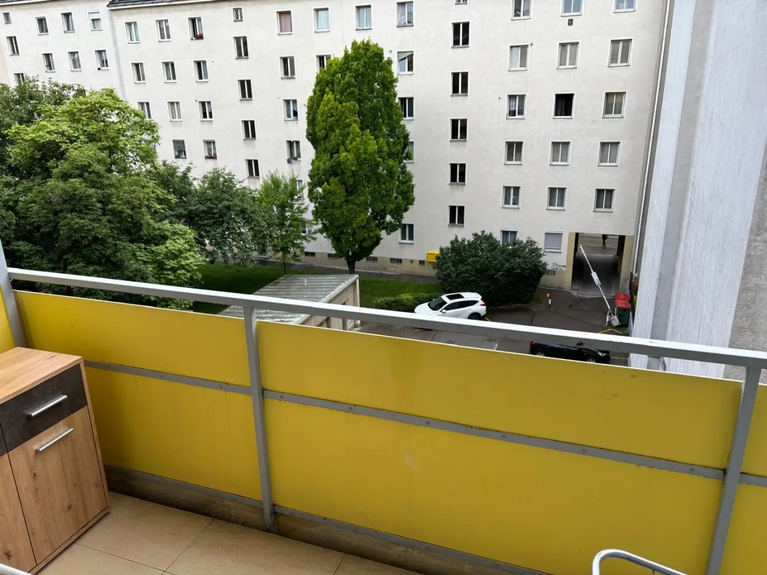 Blick vom Balkon in den Innenhof