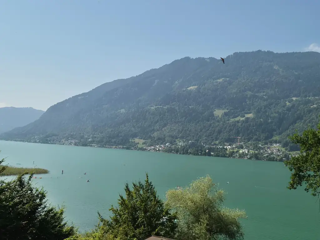 Schönes Seegrundstück mit Seezugang und Baubewilligung!