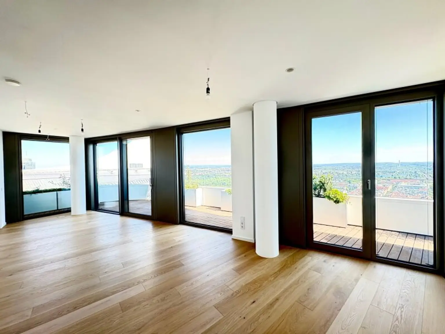 LUXURIÖSE 3-ZIMMER-WOHNUNG MIT 2 BÄDERN, GARAGENPLATZ UND ATEMBERAUBENDEM PANORAMABLICK