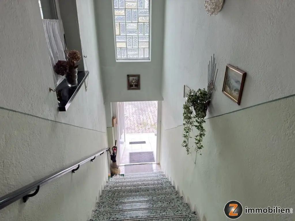 Unterkellertes Einfamilienhaus mit Garage und Obstbaumbestand