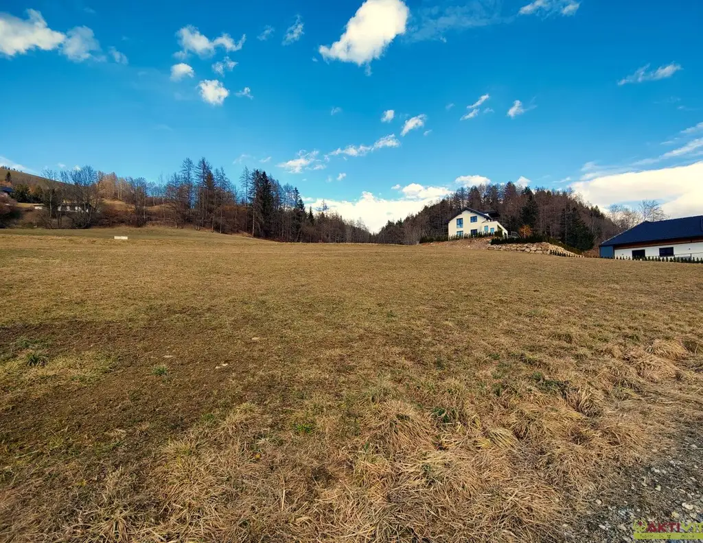 Leistbarer Wohn-Baugrund mit Fernblick. - Ruhige Lage nahe dem Zentrum. - Infrastruktur fußläufig erreichbar.