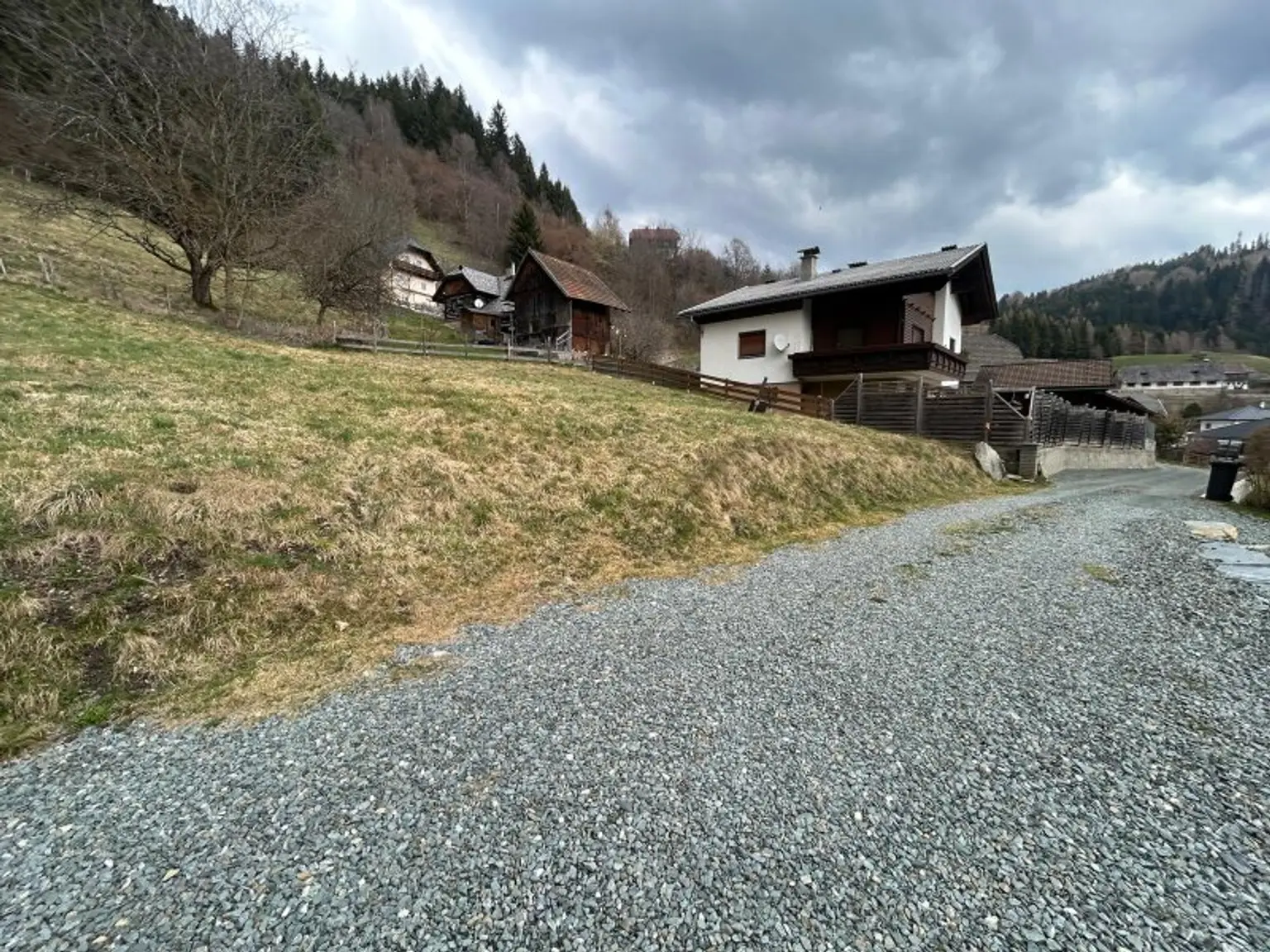 2776 m² Grund + Charmantes Einfamilienhaus im Sonnigen  Himmelberg mit Garten, + Garage & Werkstatt für 199.000 €