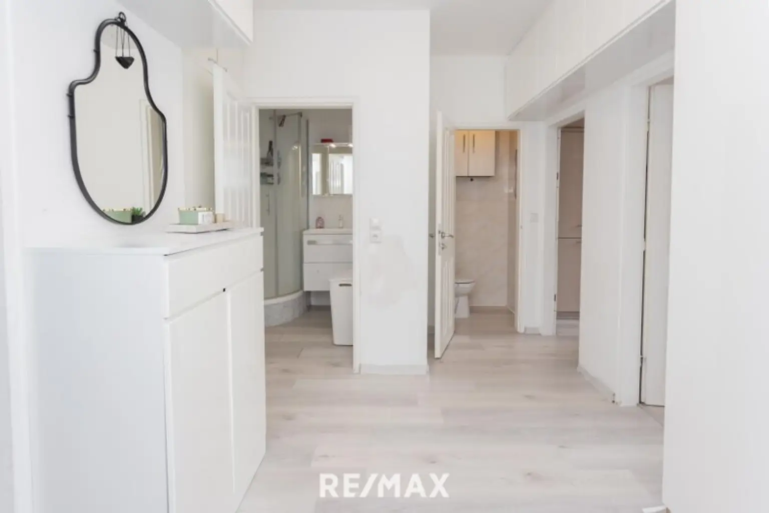 Vorraum zu den getrennt begehbaren Zimmern