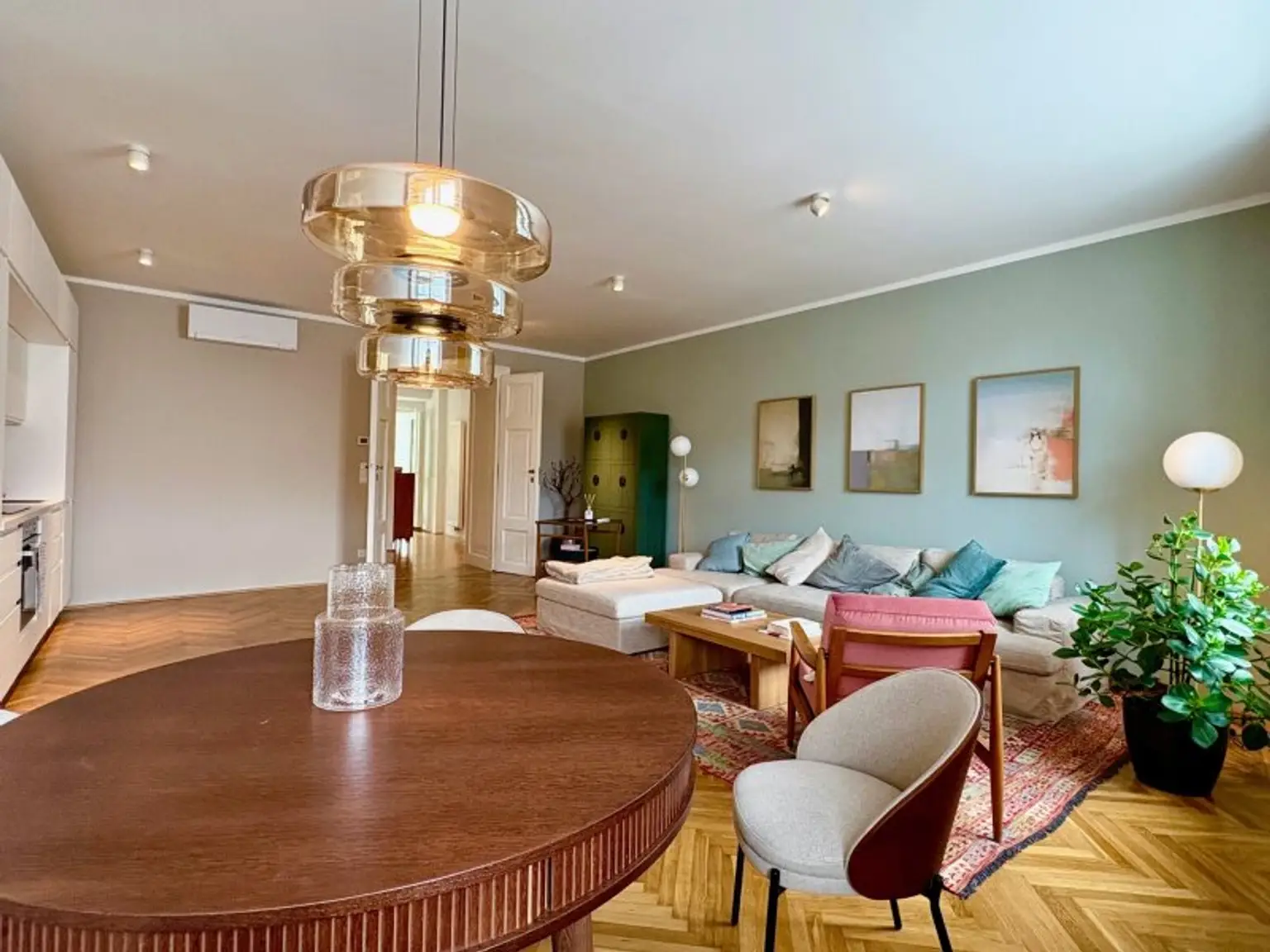 TRAUMHAFTE KLIMATISIERTE ALTBAUWOHNUNG MIT 2 BÄDERN UND BALKON - MÖBEL OPTIONAL
