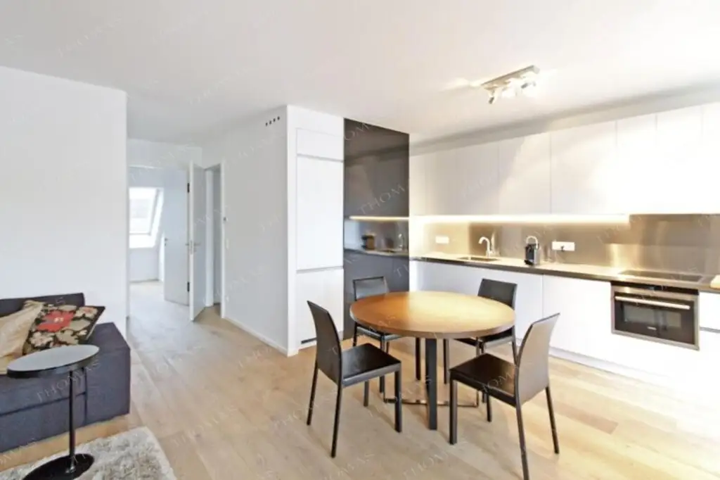 Exklusiv möbliertes DG Apartment mit Terrasse