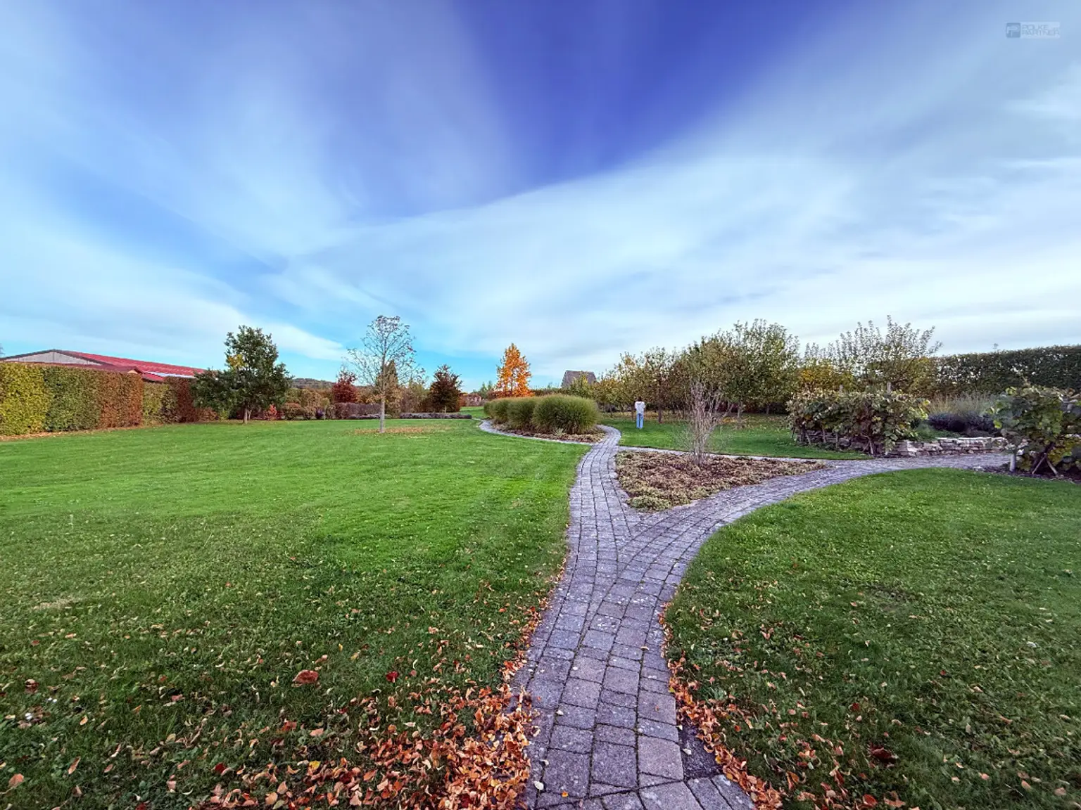 GARTENPARADIES   -  9.000 M² - 
LANDHAUS IN PARKLANDSCHAFT  
NUR 30 MINUTEN VON WIEN