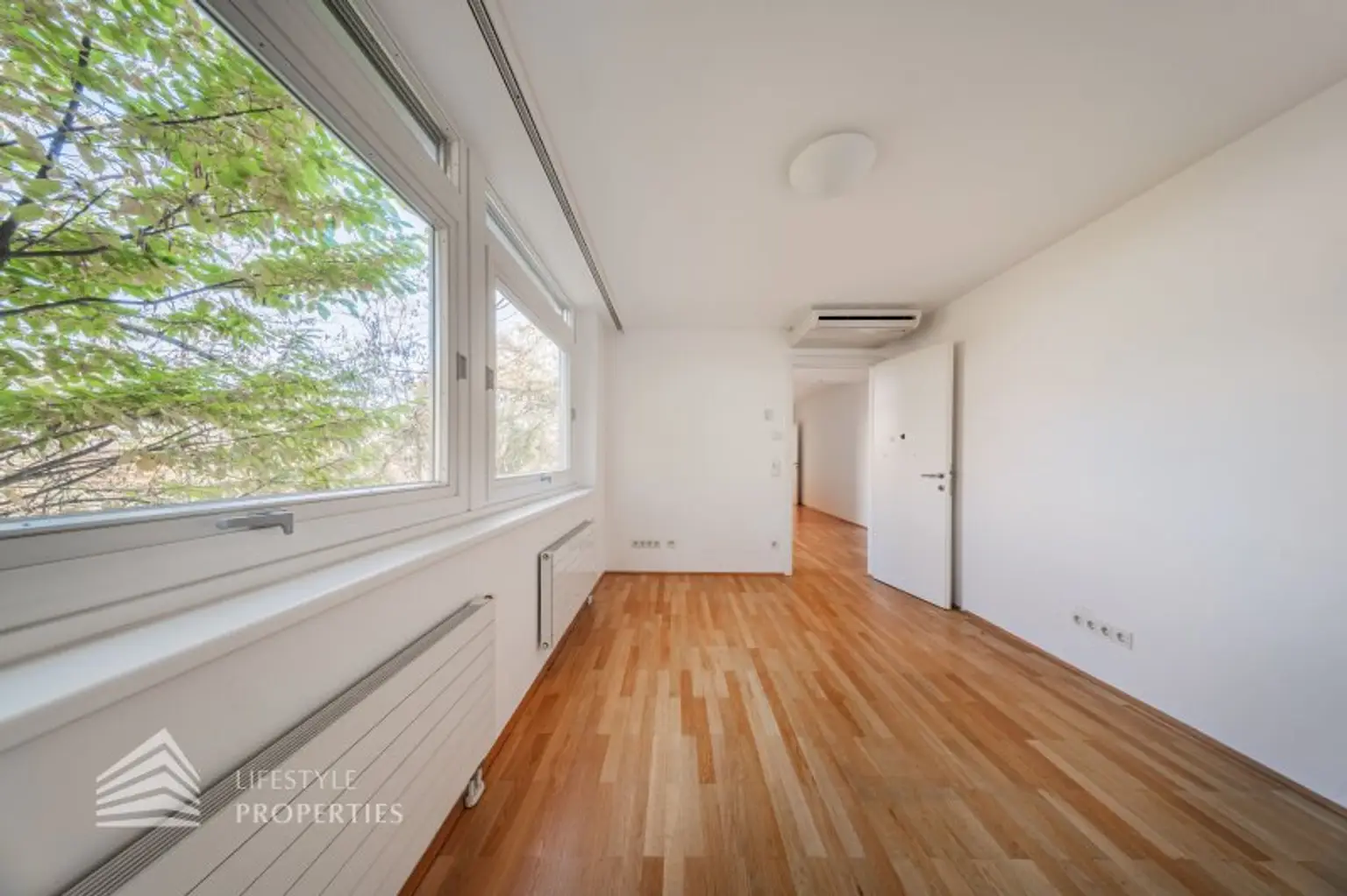 Wunderschöne 5 - Zimmer Wohnung mit Terrasse und Garten