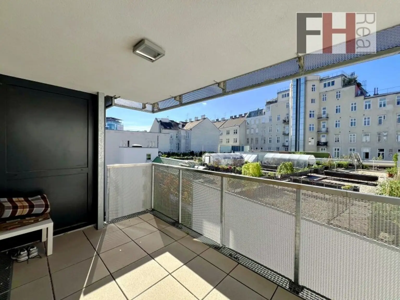 Neuwertige Dachgeschossmaisonette in Mariahilfer TOP-Lage, 2,5 Zimmer, 2 Terrassen Richtung Nord/West in ruhigen Innenhof!