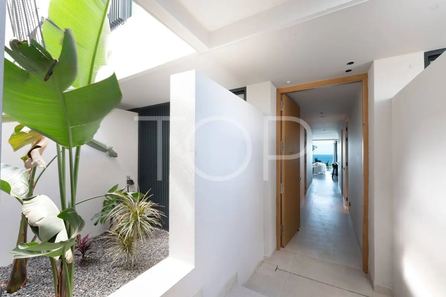 IIICONIC_ADEJE__058_CHE7515_Editar_medium-Bb4J2PcL