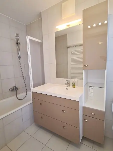 INNSTRASSE, FERNBLICK, unbefristete 97 m2 Dachgeschoß-Maisonette mit Loggia, 2 Zimmer, Komplettküche, Wannenbad, Parketten, gefördert