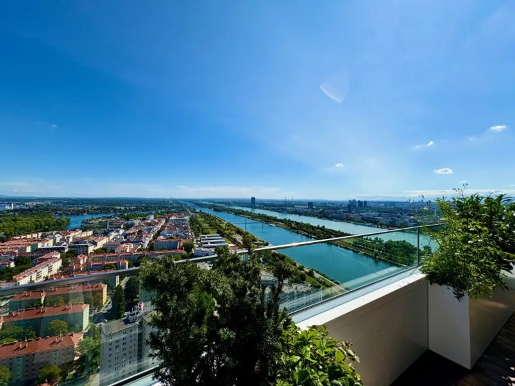 LUXURIÖSE 3-ZIMMER-WOHNUNG MIT 2 BÄDERN, GARAGENPLATZ UND ATEMBERAUBENDEM PANORAMABLICK