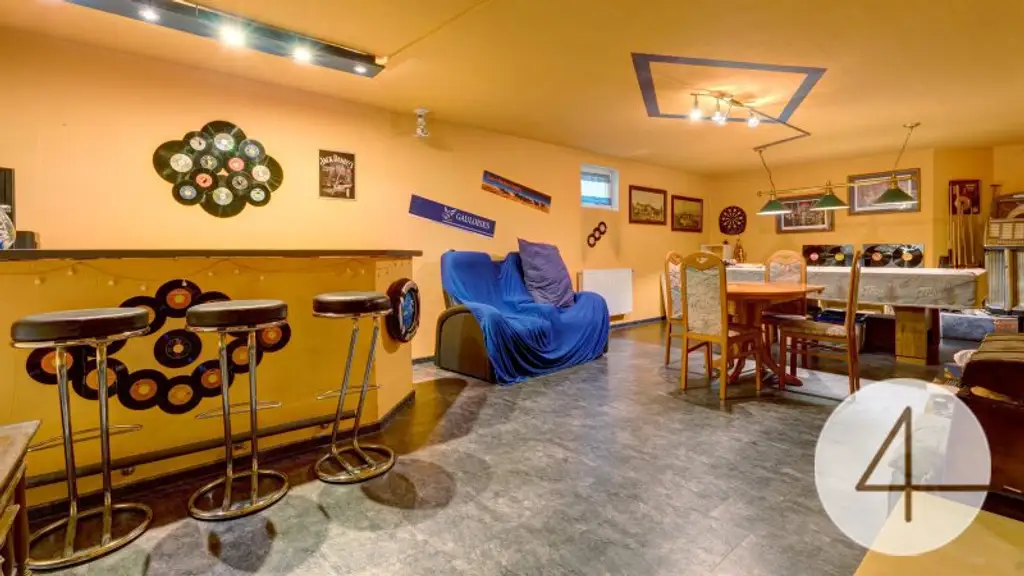 Ihr neues Zuhause: Stilvolles Einfamilienhaus mit Pool in ruhiger Lage