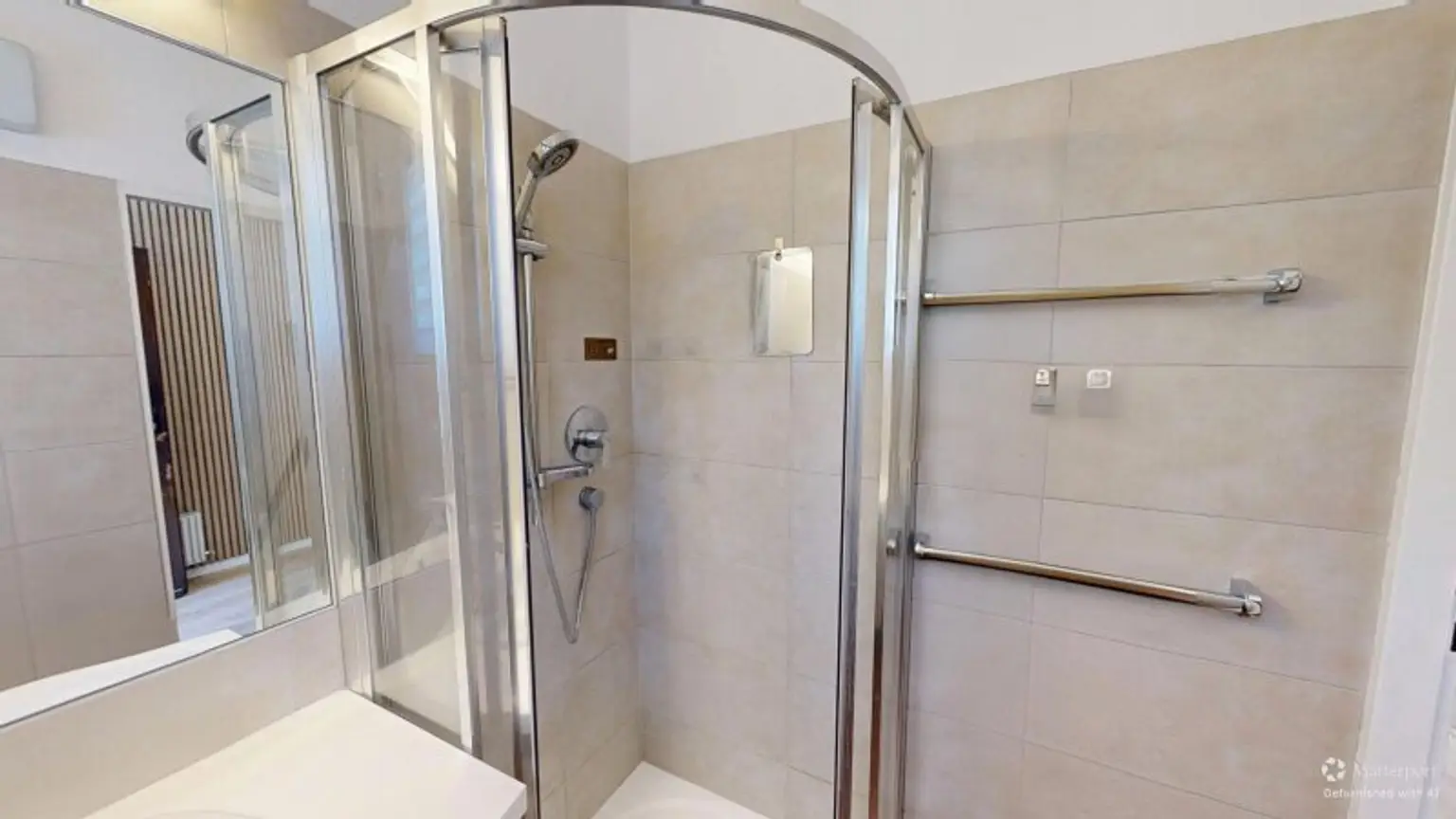 Badezimmer (Handtücher ausgeblendet mit KI)