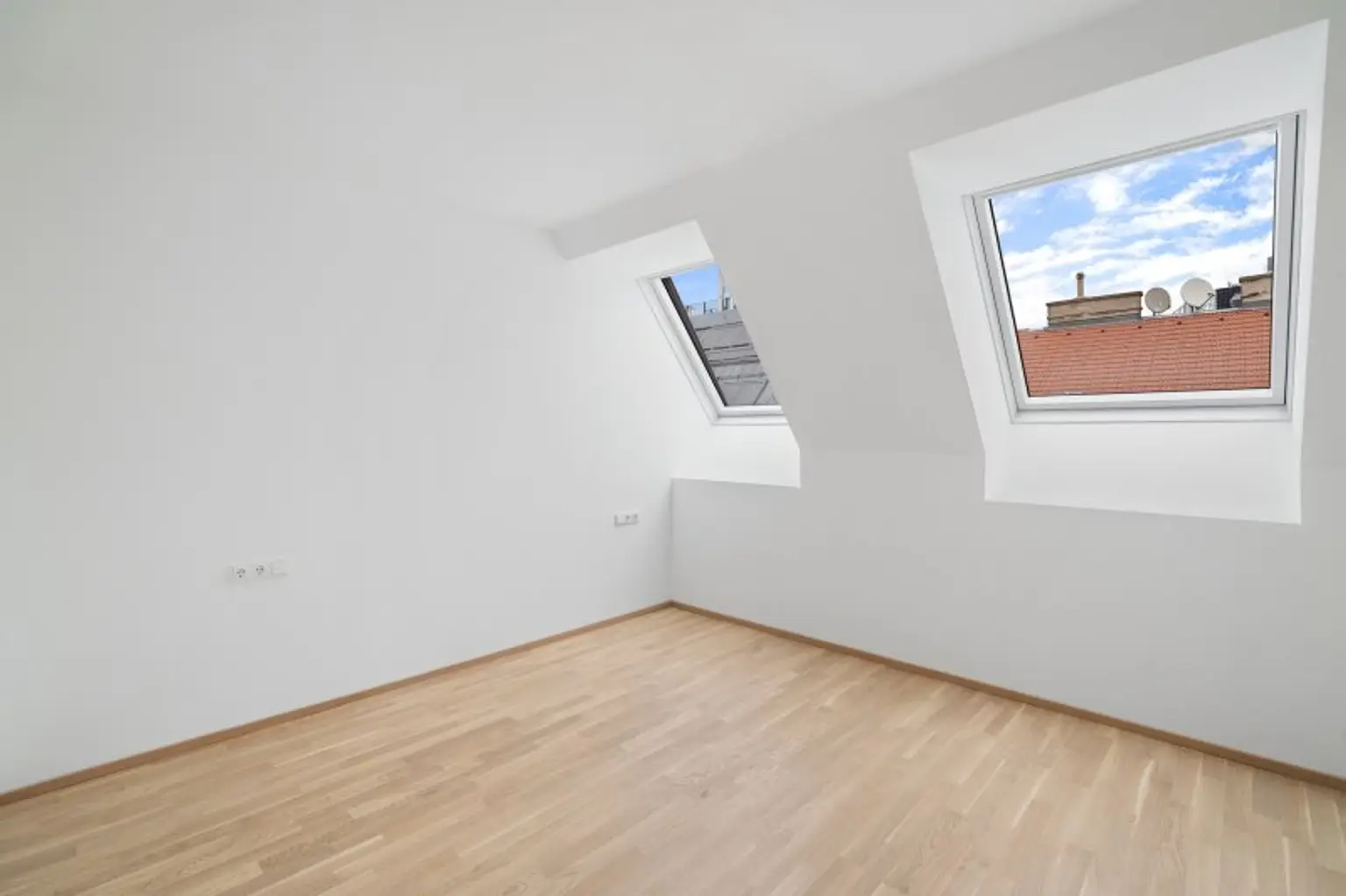 2-Zimmer-Dachgeschosswohnung (Massivbauweise) in generalsaniertem Altbau mit Loggia