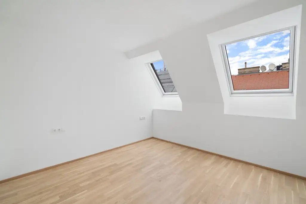 2-Zimmer-Dachgeschosswohnung (Massivbauweise) in generalsaniertem Altbau mit Loggia