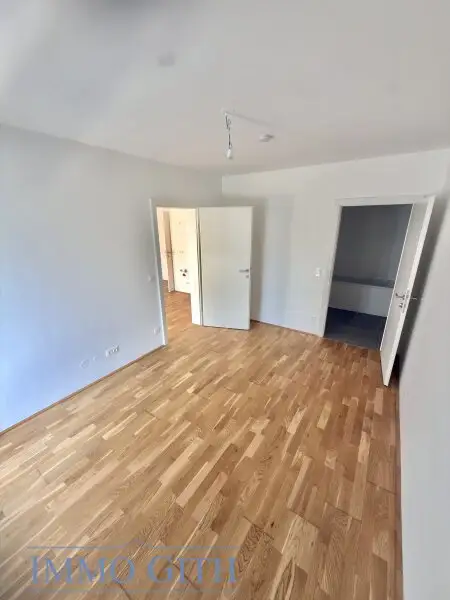 STAMMERSDORFER RUHELAGE: MODERNE 2-ZIMMER-WOHNUNG MIT NEUER KÜCHE, LOGGIA & TERRASSE ZU MIETEN!