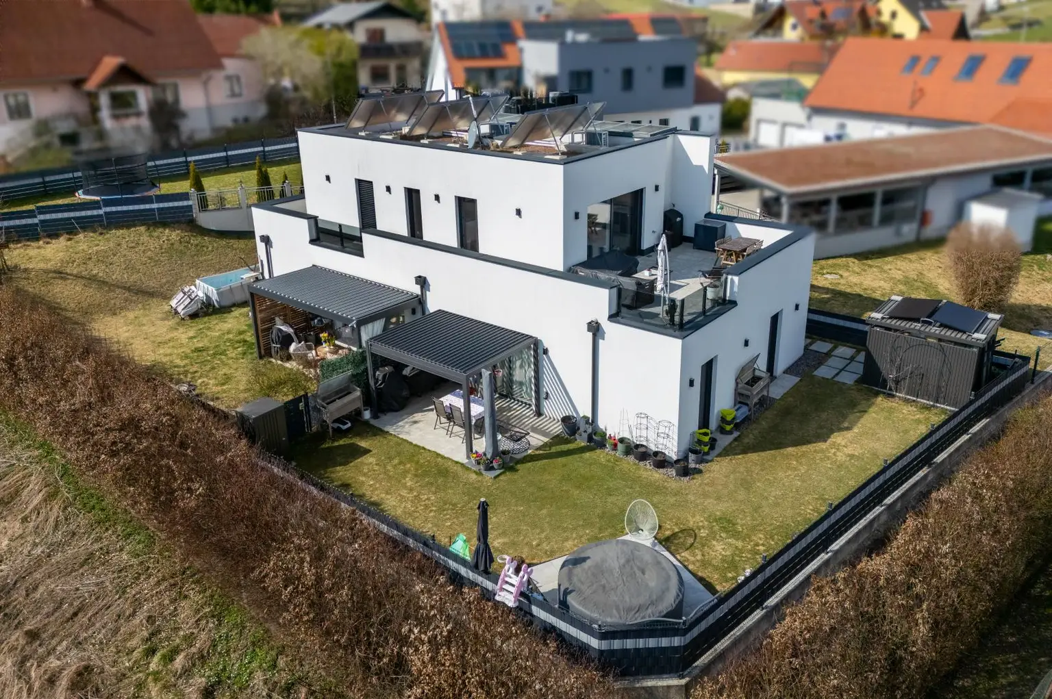 Luftbild großzügiger Garten