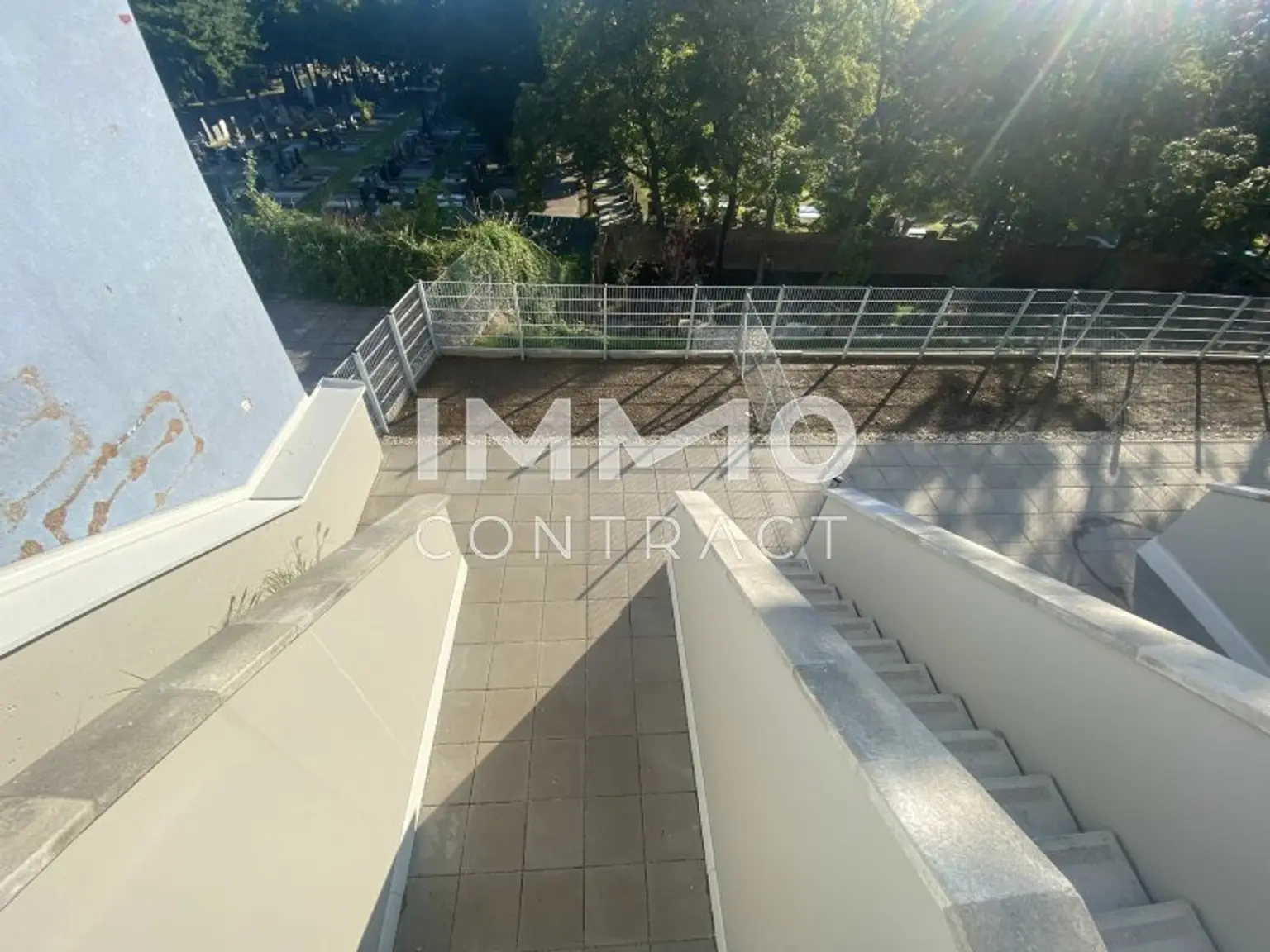 Auch von ihrem außen geht es zur großen Terrasse und Garten