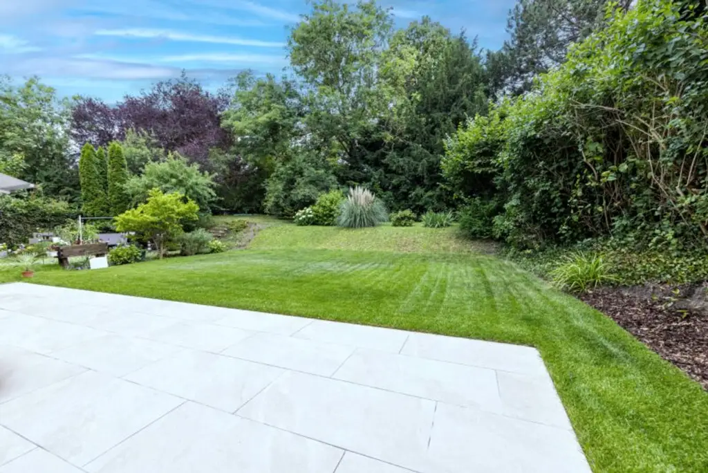 PURE ENTSPANNUNG! Riesiger Garten mit Blick ins Grüne I auch ideal f. gewerbliche Nutzung I Garage I Alarmanlage I