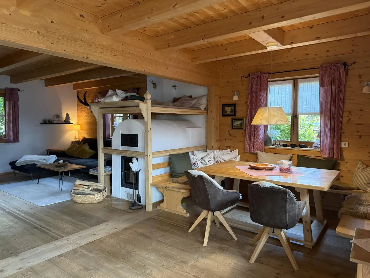 Sitzecke mit Holztisch