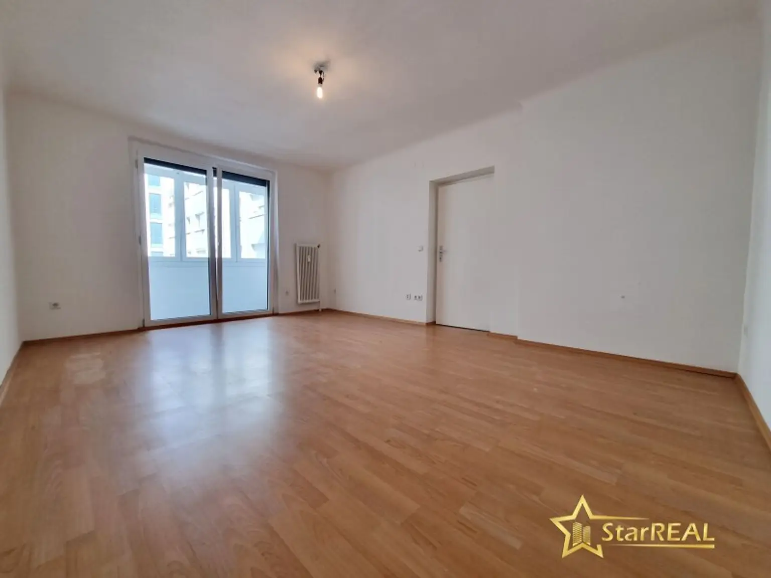 FERNWÄRME-HEIZUNG! ÄUSSERST GEPFLEGTE 3 ZIMMER-WOHNUNG IM 2. LIFTSTOCK. ZENTRALE, RUHIGE LAGE.