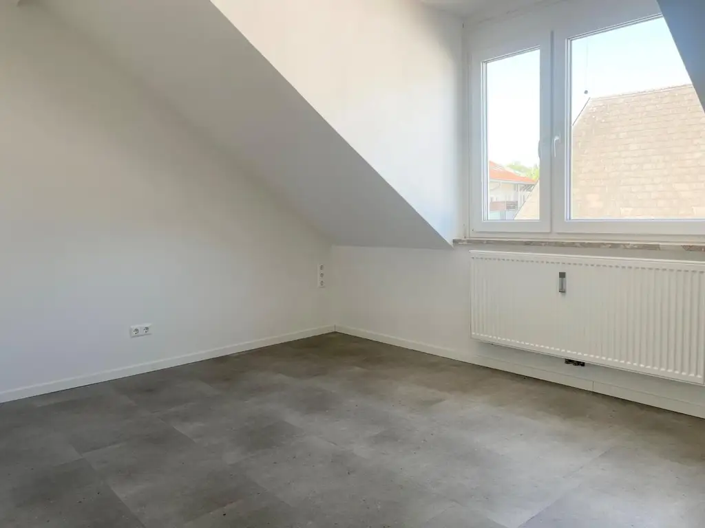 Modern sanierte Dachgeschosswohnung mit hochwertiger Klimaanlage