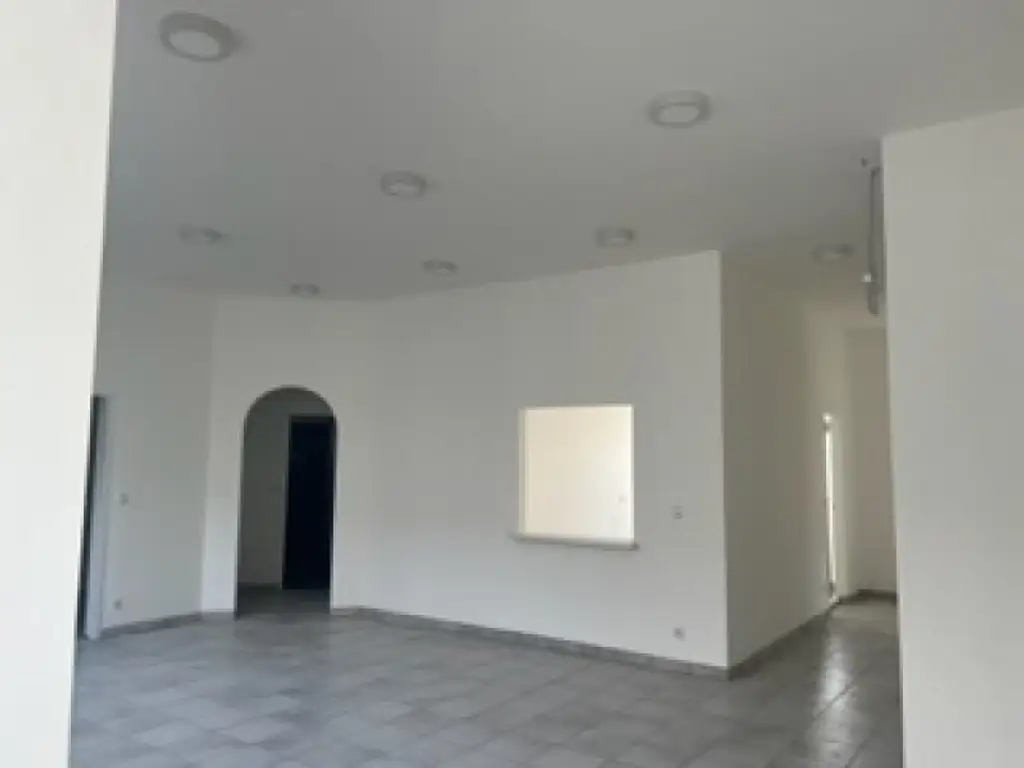 Vollsanierte Gewerbefläche in Wien: 682m²,  perfekt für Ihr Business! 28 Stellplätze, LKW Einfahrt