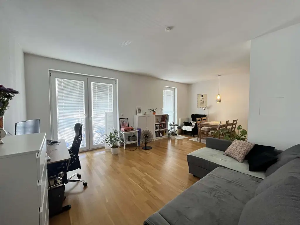 Balkonwohnung mit 2 Zimmern und Blick in den Innenhof - 
nähe Schnellbahn-Station Rennweg!