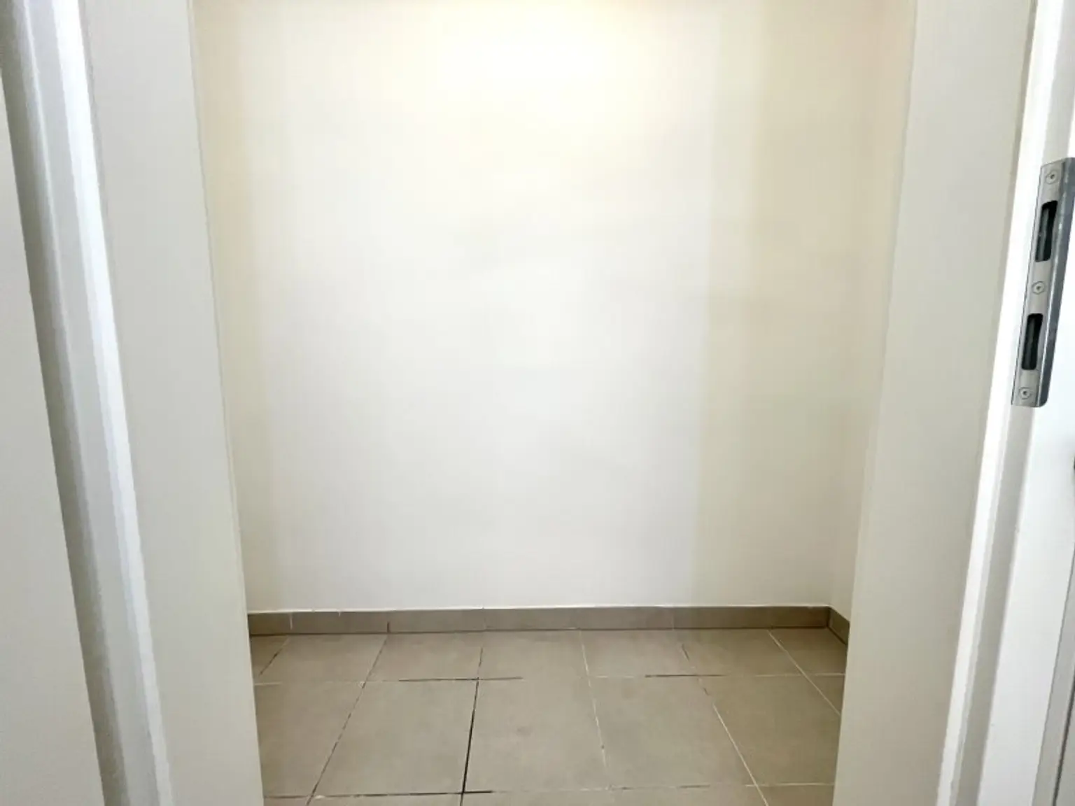 *TERRASSENTRAUM - Goldener Hirsch – Stilvolle 3-Zimmer-Wohnung mit Terrasse & Balkon in der Ziedlergasse, 23. Bezirk*