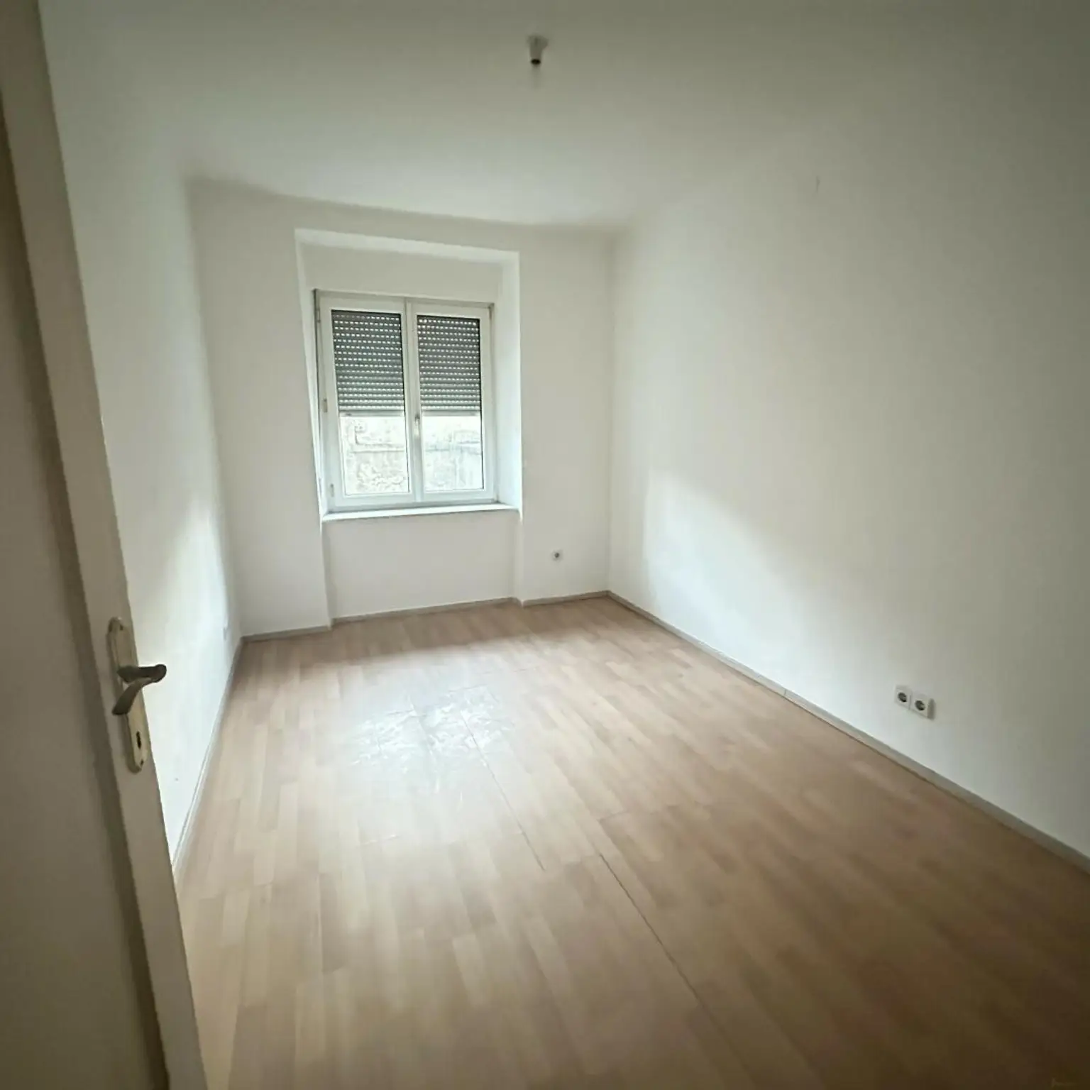 Sanierungsbedürftige 4 Zimmer Wohnung mit Potential