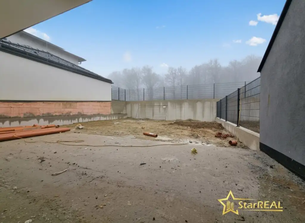 KURZ VOR FERTIGSTELLUNG! 208 m² NFL! 5-ZIMMER, KELLER, BALKON, TERRASSE, CARPORT UND GROSSER GARTEN. ZIEGELQUALITÄT MIT UNVERBAUBAREM GRÜNBLICK.